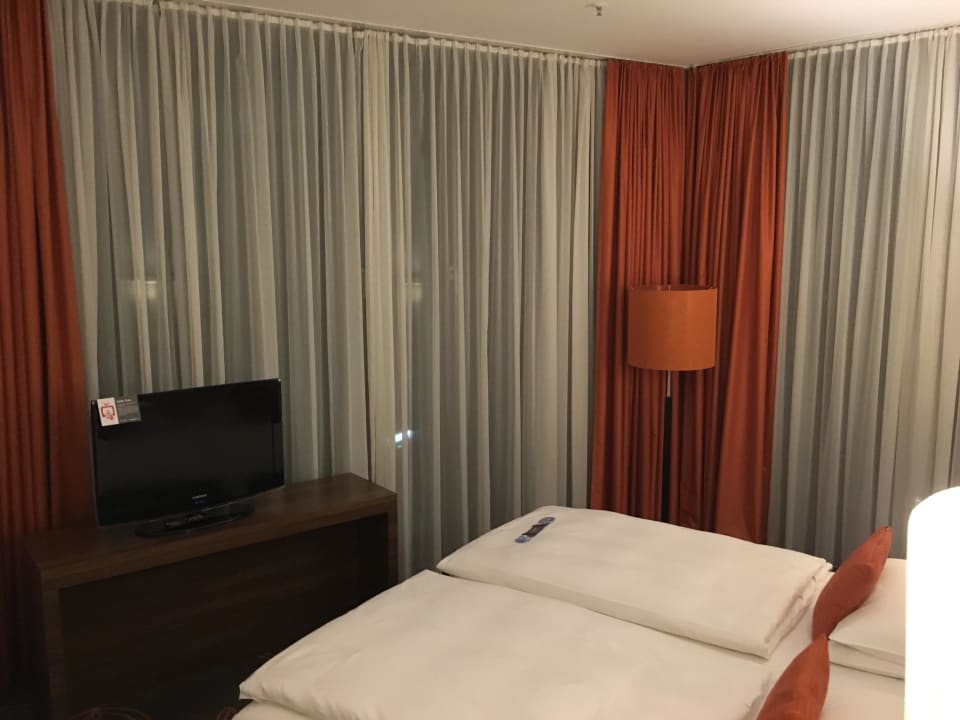 Bett mit Blick auf Tv H4 Hotel Münster City Centre