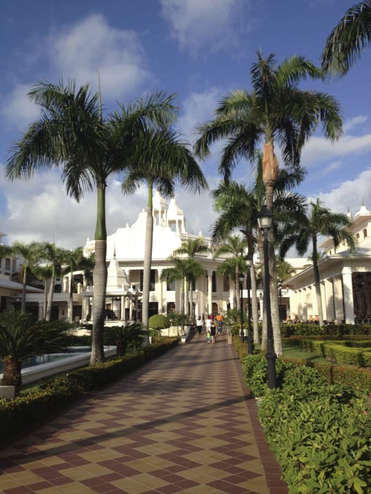 Weg om Pool zum Hotel Hotel Riu Palace Punta Cana