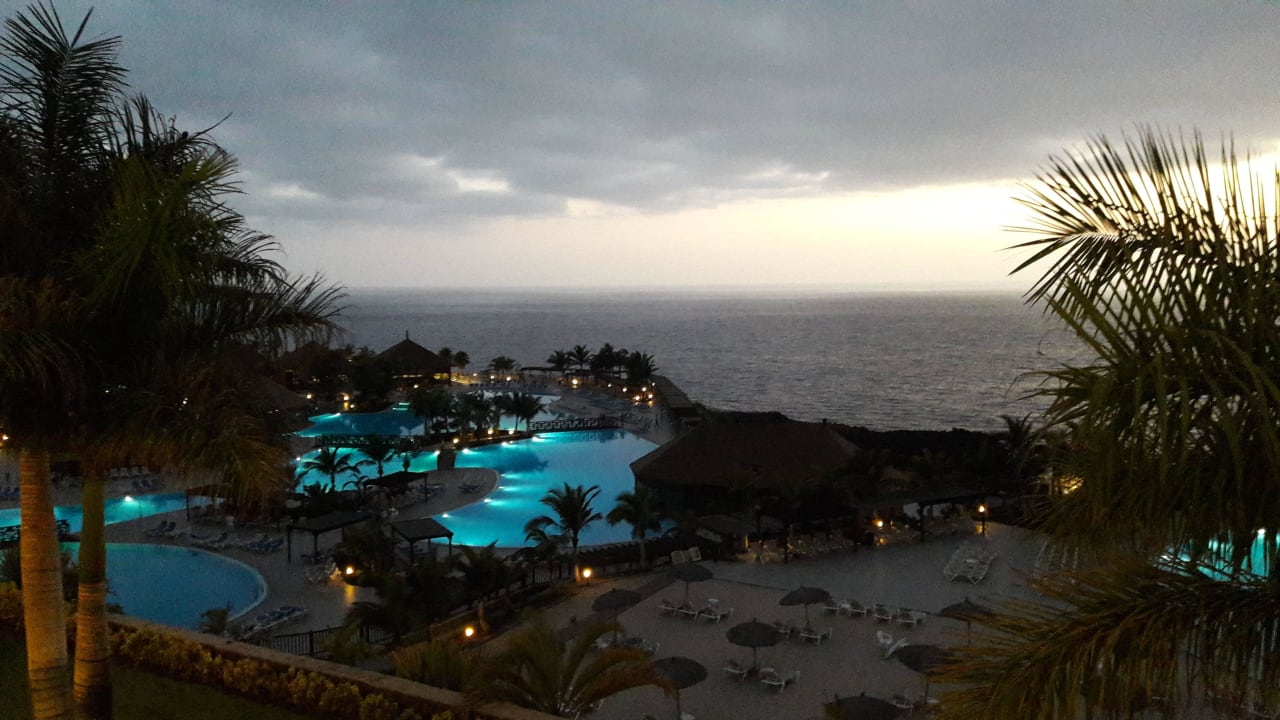 Poolanlage bei Dämmerung La Palma Princess
