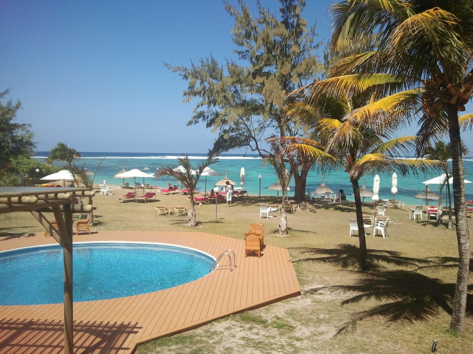 Pool mit Tischen und Stühlen Hotel Silver Beach