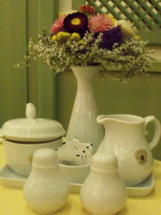 Schön gedeckter Frühstückstisch Best Western Premier Grand Hotel Russischer Hof