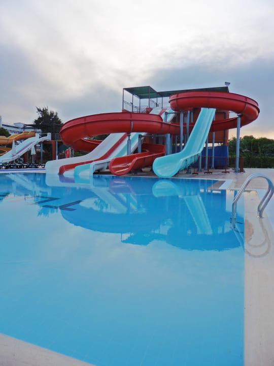 Die großen Wasserrutschen Club Turtas Beach Hotel