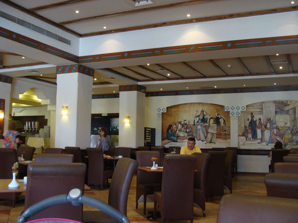 Jeden z barów Rehana Sharm Resort Aqua Park & Spa