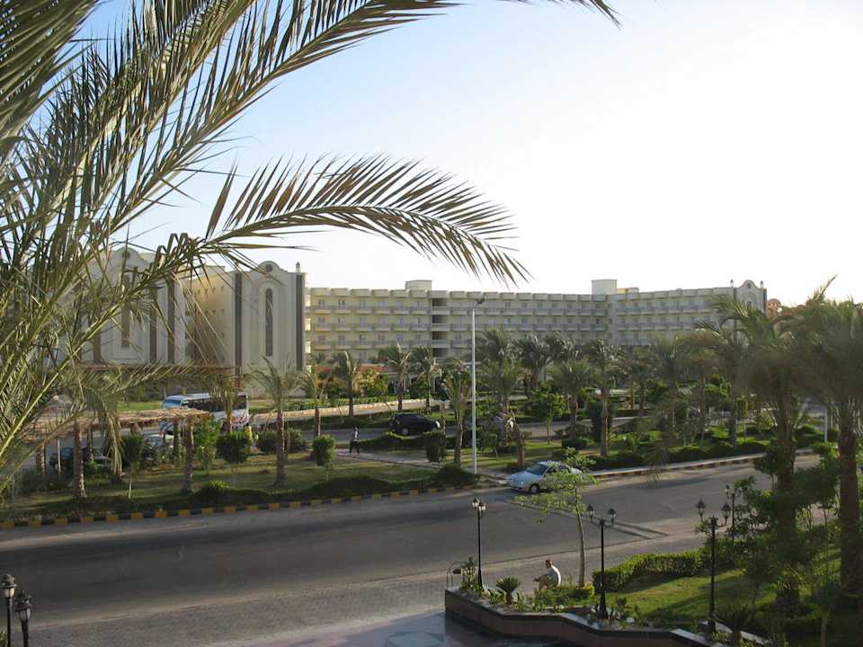 Вид на второй корпус через дорогу Le Jardin Aqua Park Resort