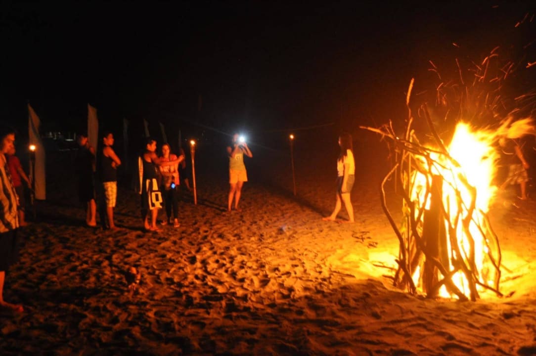 Lagerfeuer am Abend Rama International Beach Resort
