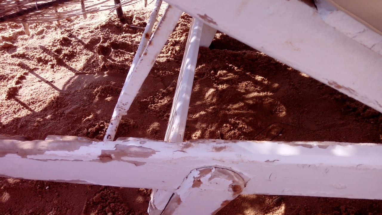 Verrottete Strandliegen Riviera Aqua Park Resort