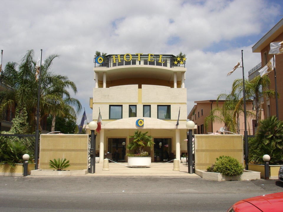 Blick von der Strasse zum Hotel OC Hotel Villa Adriana