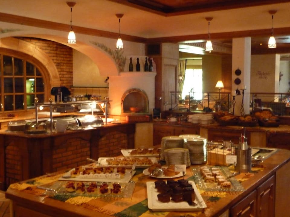 Kuchenbuffet am Nachmittag Hotel Alpin Spa Tuxerhof