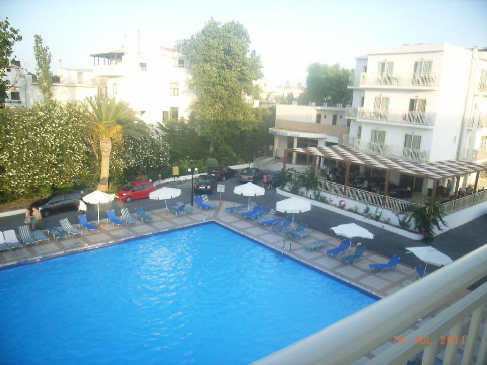 Außenansicht vom Balkon aus über das Hotel Marilena Hotel