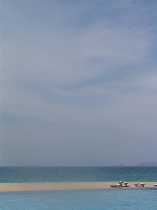 Über den Pool zum Strand Four Seasons The Nam Hai, Hoi An, Vietnam