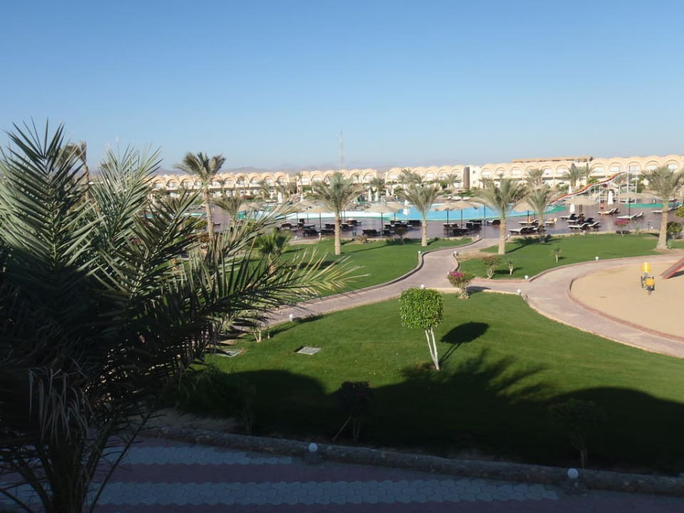 Gartenanlage mit Pool Three Corners Sea Beach Resort