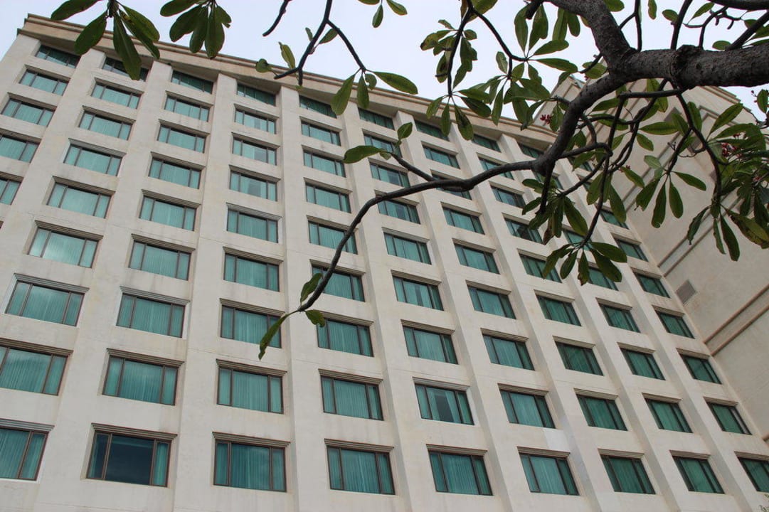 Blick vom Pool auf das Hotel Hotel InterContinental Phnom Penh