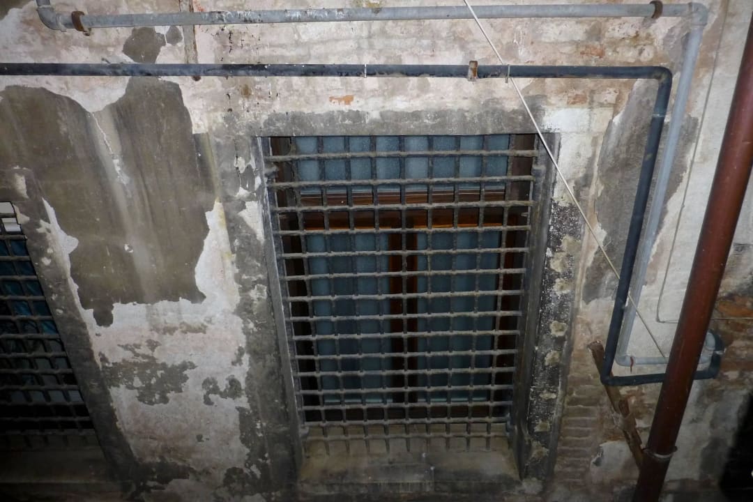  "ortstypischer" Blick aus dem Hotelzimmerfenster Hotel Ala