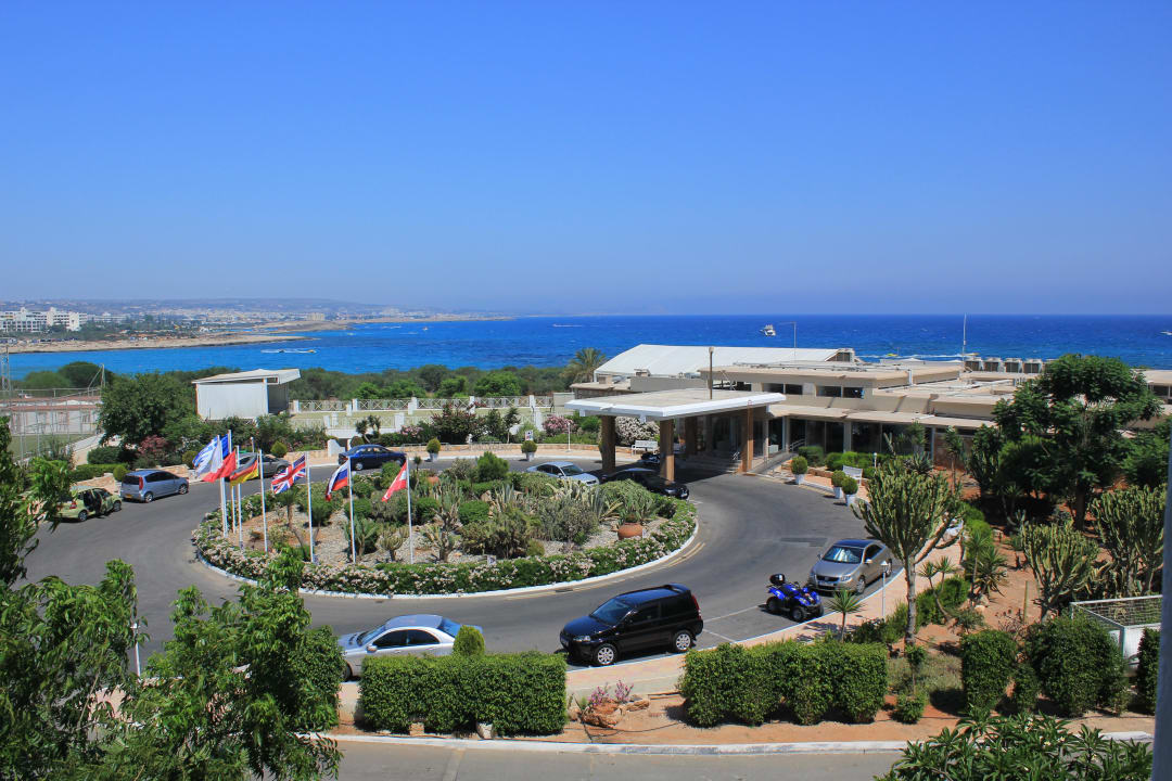 Hoteleingang am Tag Asterias Beach