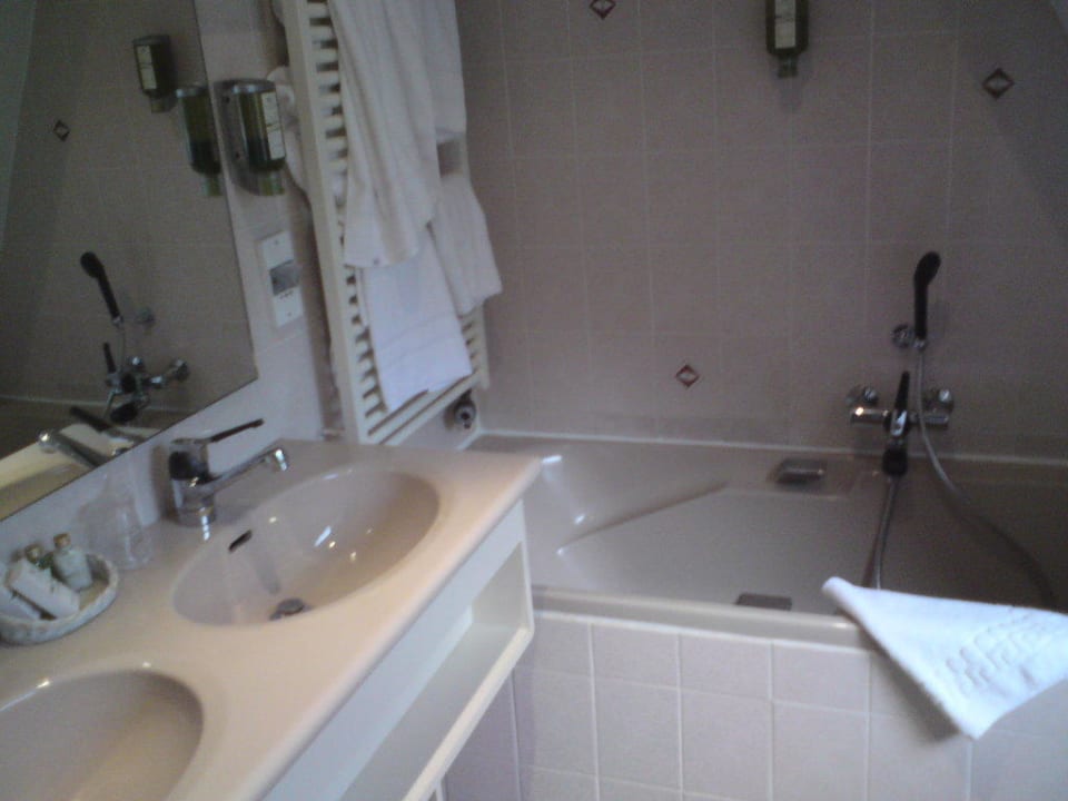 Doppelwaschbecken mit Badewanne Hostellerie St Barnabé