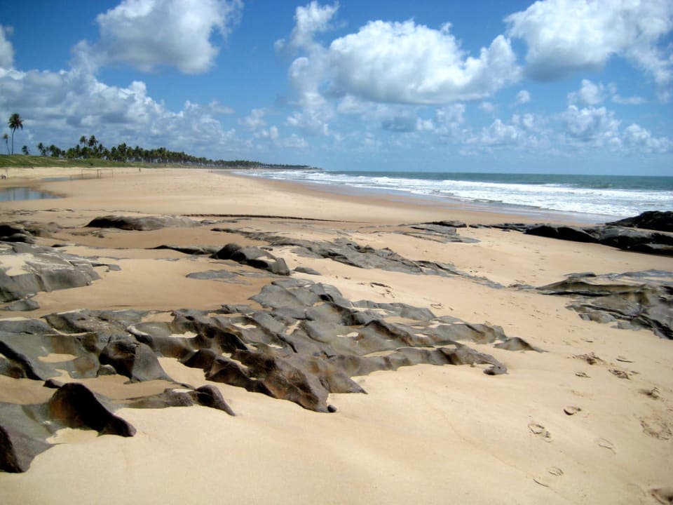 Steiniger Übergang zu sandigem Abschnitt am Strand Hotel Costa do Sauípe Club