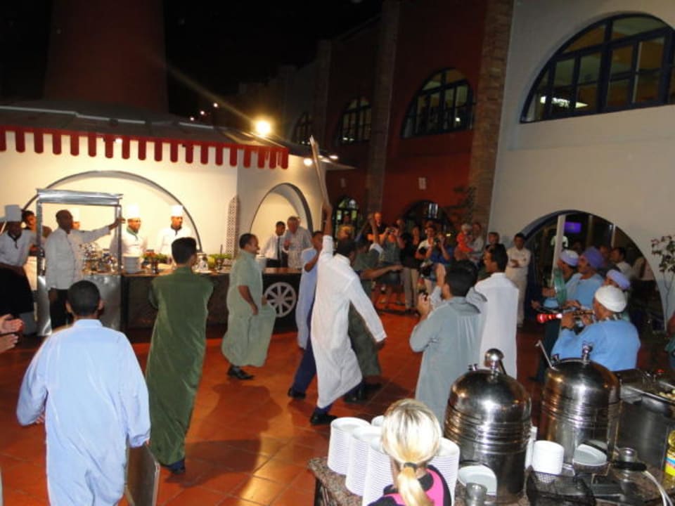 Tanz und Musik vor dem Essen Arabia Azur Resort