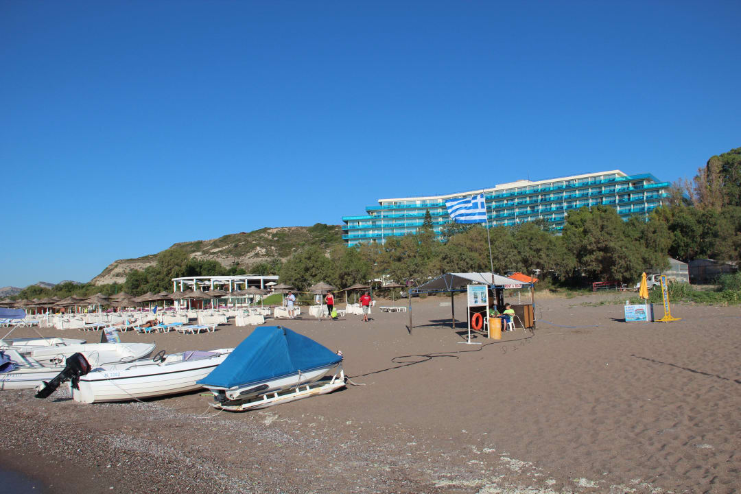 Blick vom Strand auf das Hotel Hotel Calypso Beach