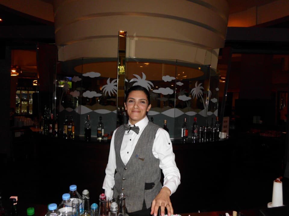 Sehr nette Kellnerin Limak Lara Deluxe Hotel & Resort