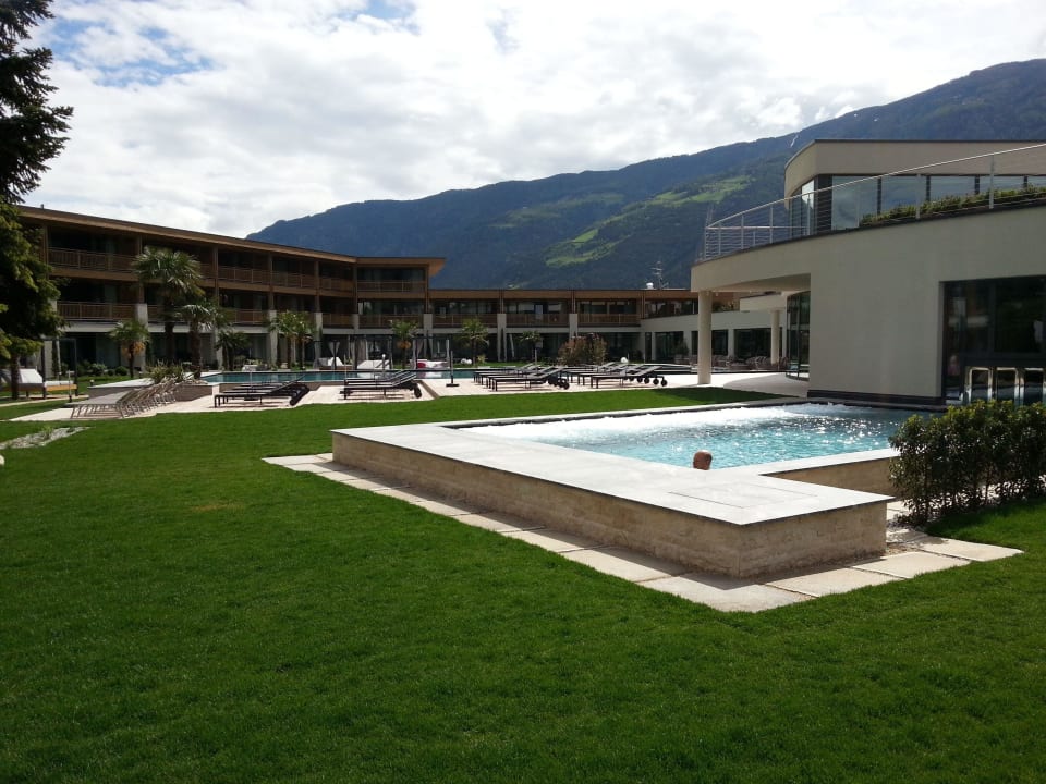 Teil der neuen Garten/Poolanlage und neuer Hoteltr Sonnen Resort