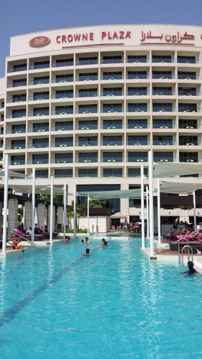 Schöner und erfrischender Hotelpool Crowne Plaza Hotel Yas Island