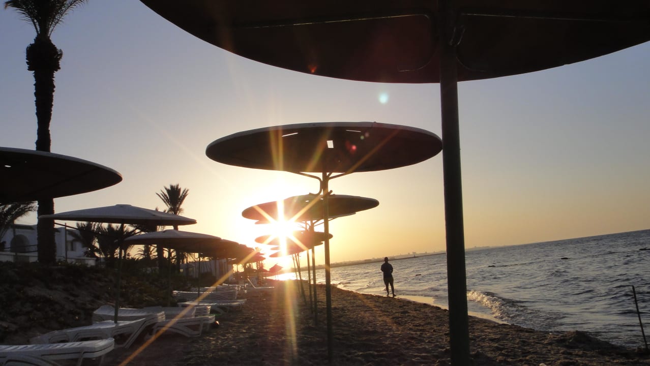 Sonnenuntergang am Strand Hotel El Mouradi Skanes Beach