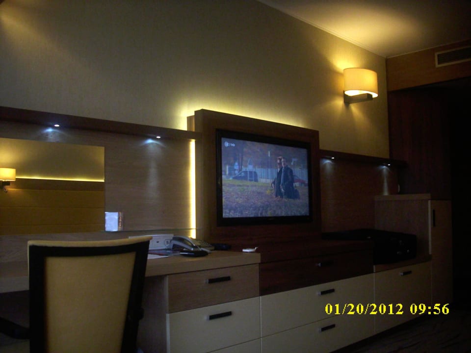 Schrankwand mit großem TV-Gerät Hotel Wellness & Spa Unitral