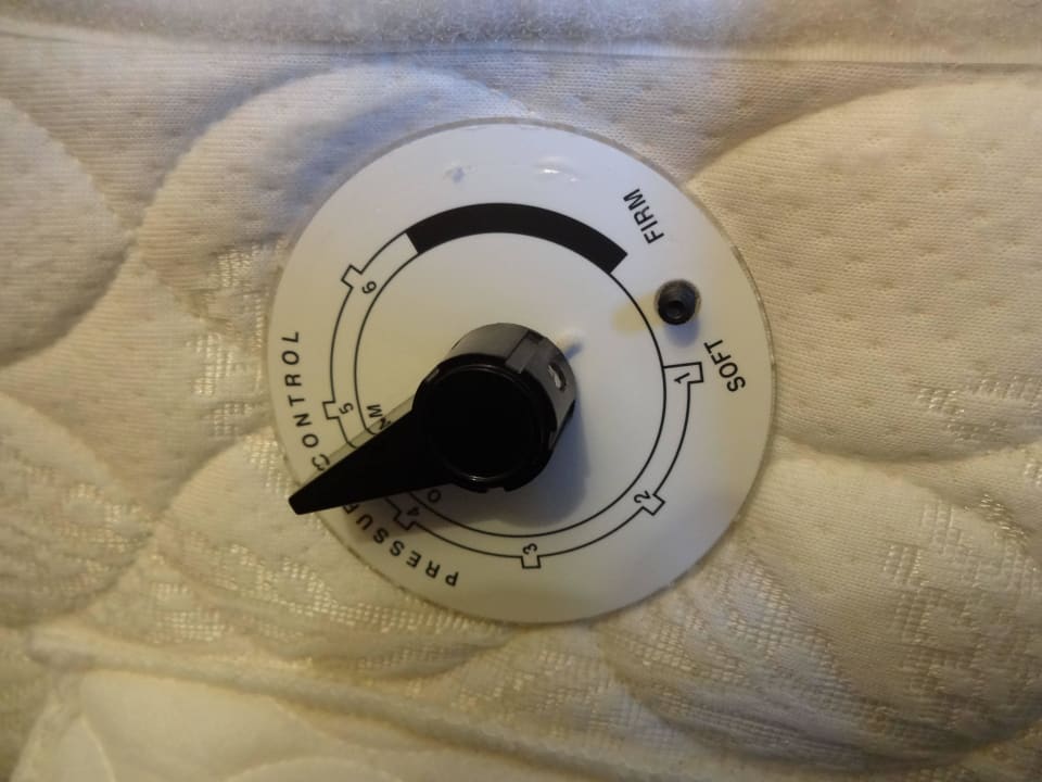 Der Einstellregler am Bett Hilton Garden Inn Frankfurt Airport