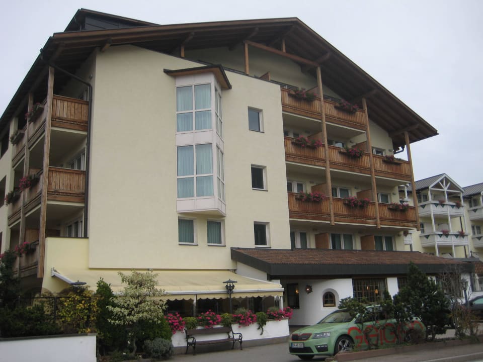 Hotel von der Straße fotografiert Wanderhotel Vinschgerhof