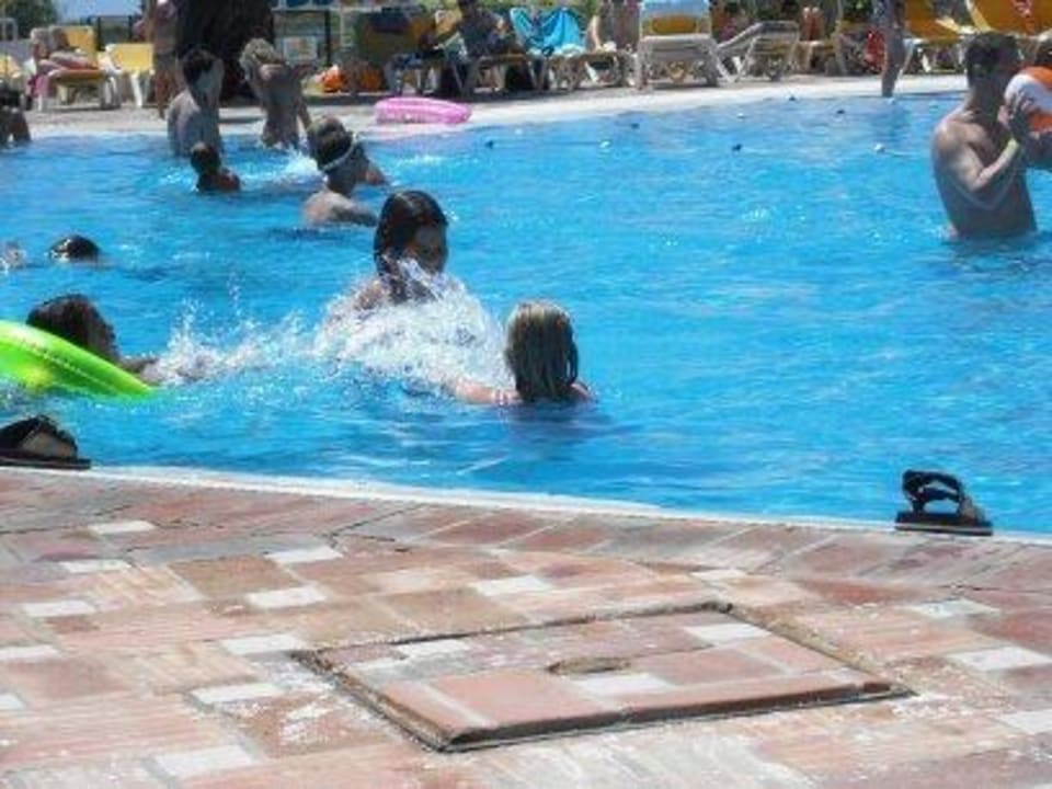 Vergnügen im Pool Golden Club Cabanas