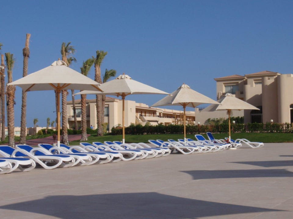 Liegen beim Pool Cleopatra Luxury Resort Makadi Bay