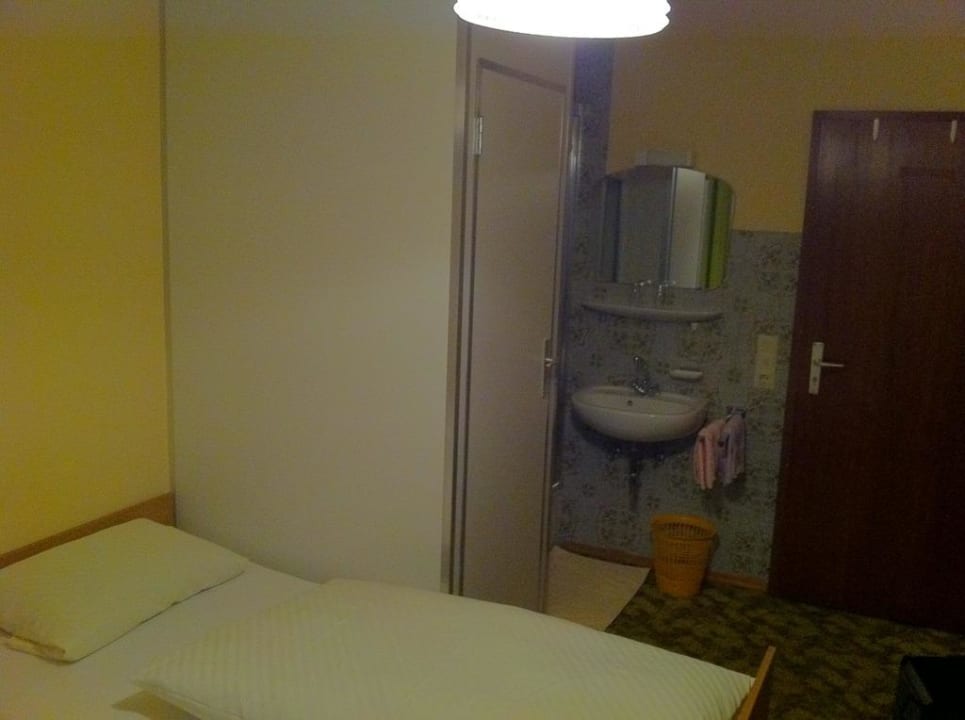 WC, Dusche und Waschbecken im Zimmer Gasthof Krone