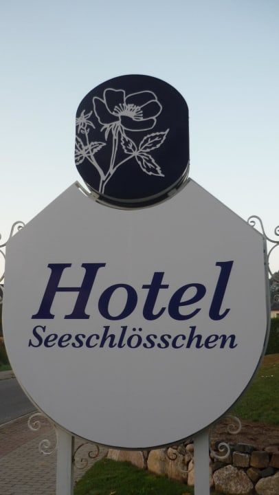 Am Eingang Hotel Garni Seeschlösschen