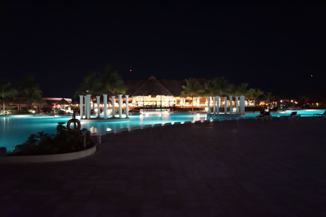 Pool bei Nacht Grand Palladium Kantenah Resort & Spa