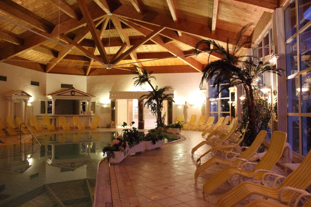 Innenpool abends Lisi Family Hotel Reith bei Kitzbühel