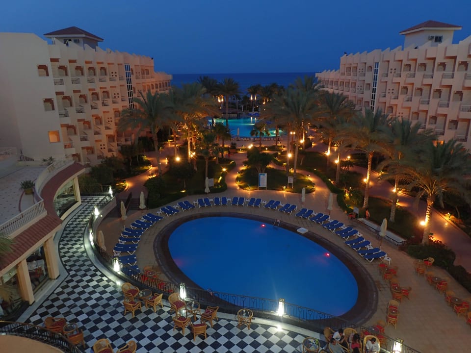 Widok z pokoju wieczorem. Sea Star Beau Rivage