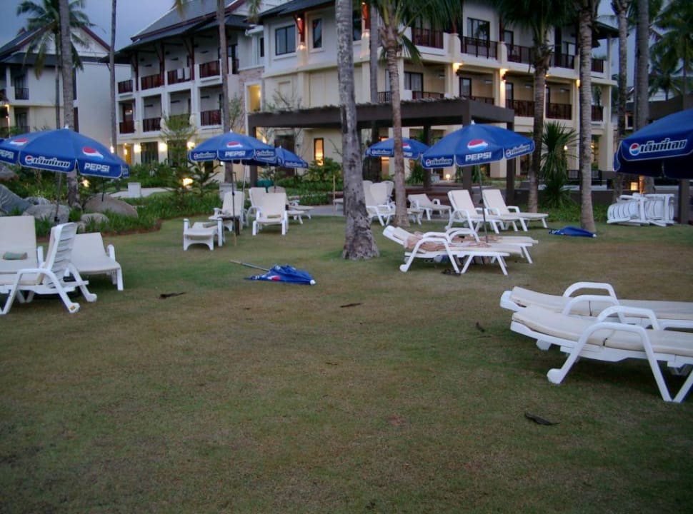 Gartenanlage am Abend Apsara Beachfront Resort & Villa - SHA Extra Plus