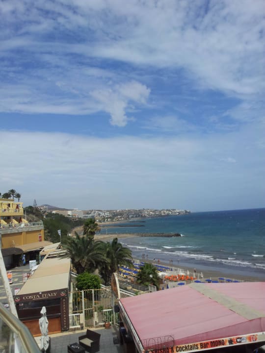 Von der Terrasse aus links Hotel Atlantic Beach Club