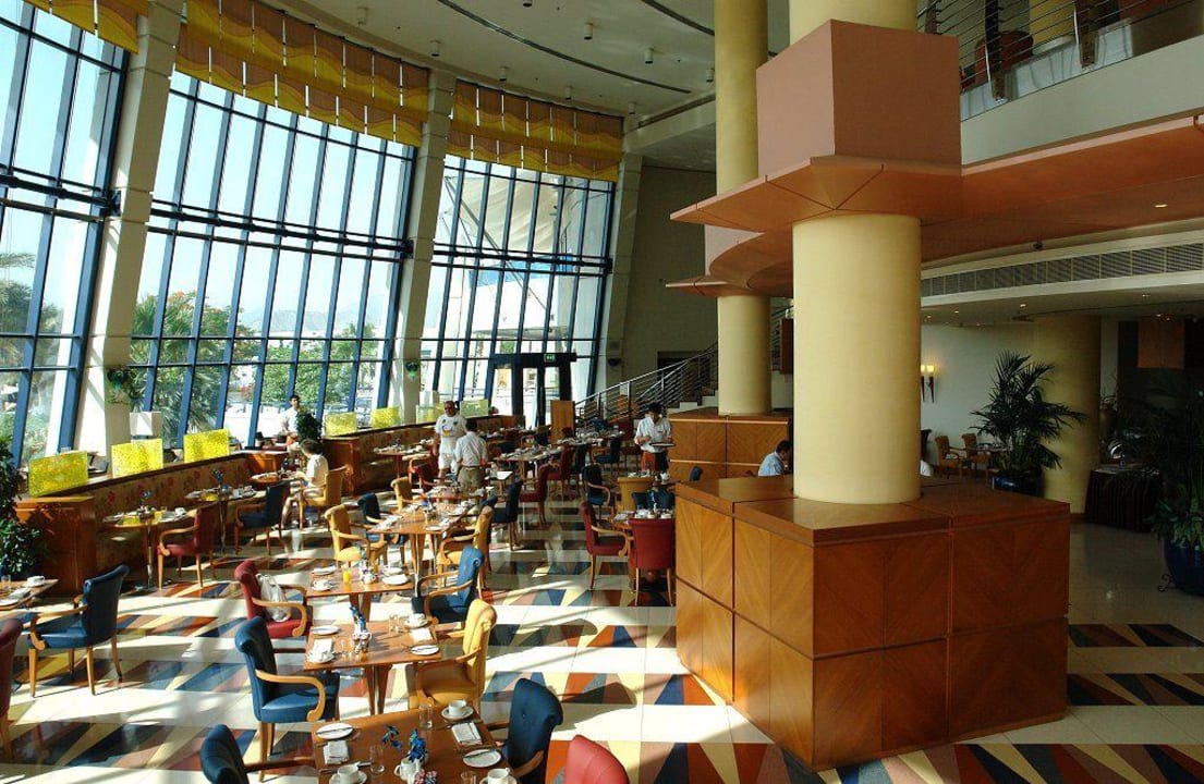 Views-Restaurant Hotel Le Meridien Al Aqah Beach Resort