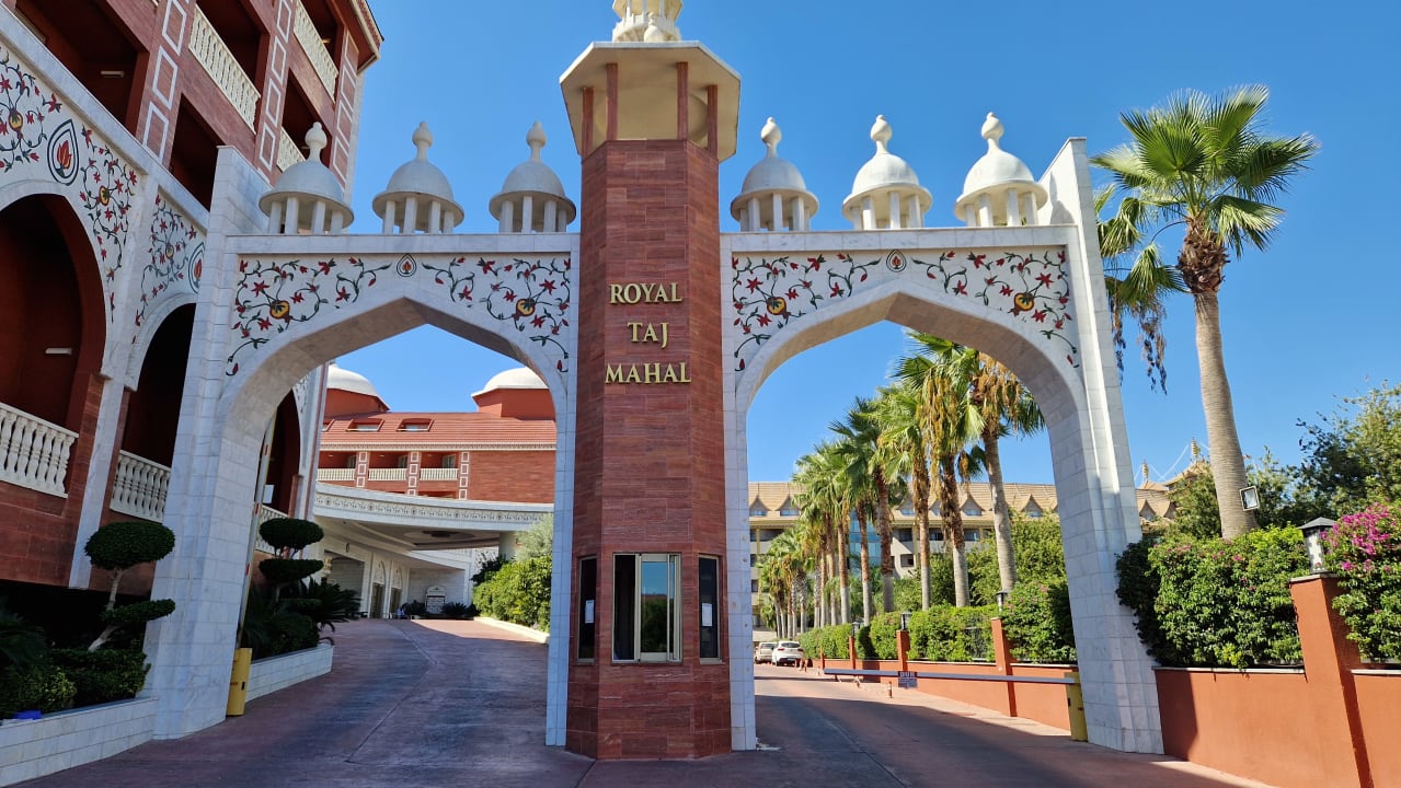 Außenansicht Royal Taj Mahal Hotel