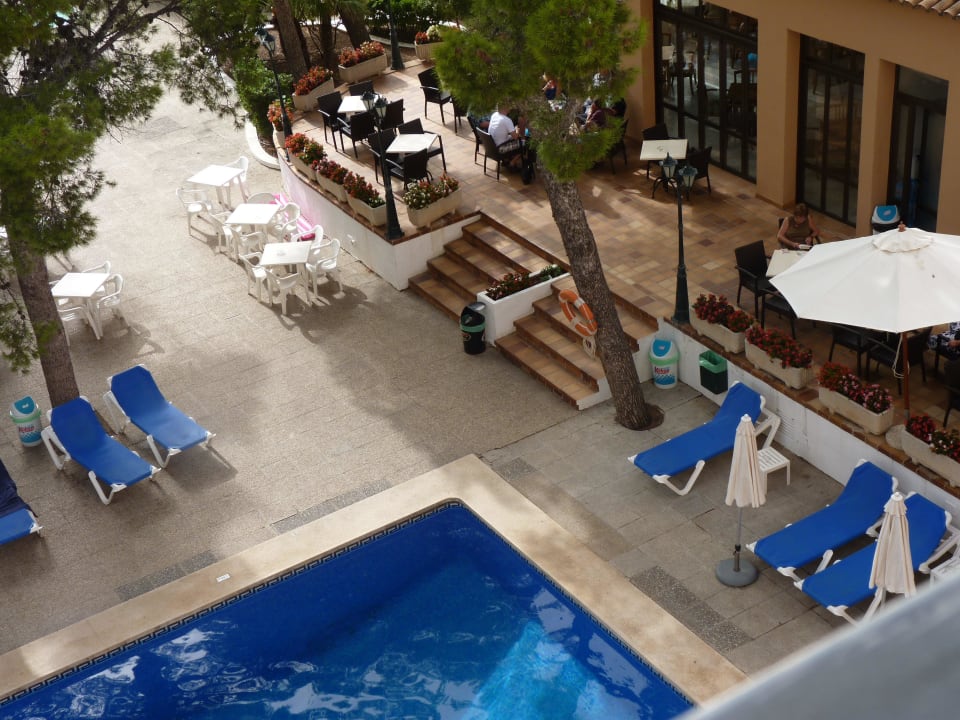 Blick vom Balkon auf Pool und Terrasse Diamant Hotel & Aparthotel