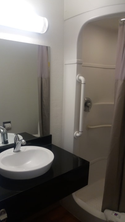 Zimmer / Bad / Waschtisch Motel 6 Palm Springs East - East Palm Canyon