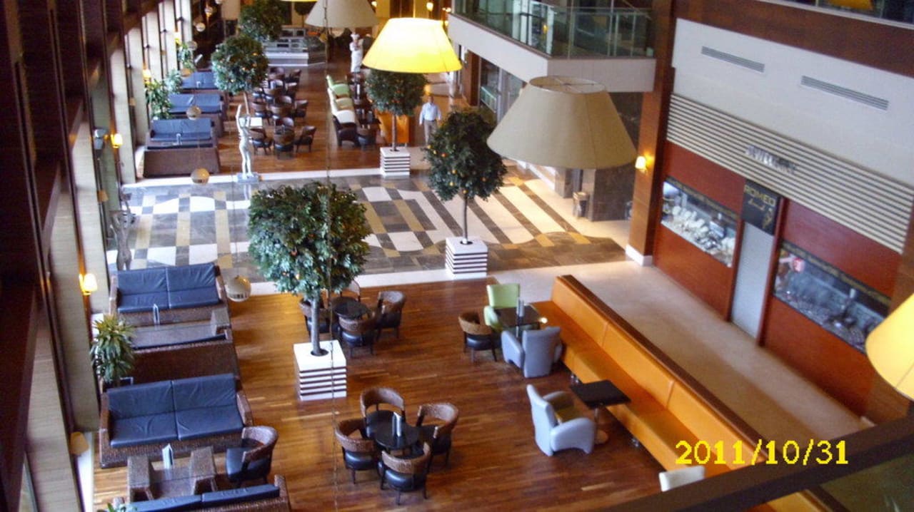 Blick in die Lobby mit Geschäften Voyage Belek Golf & Spa