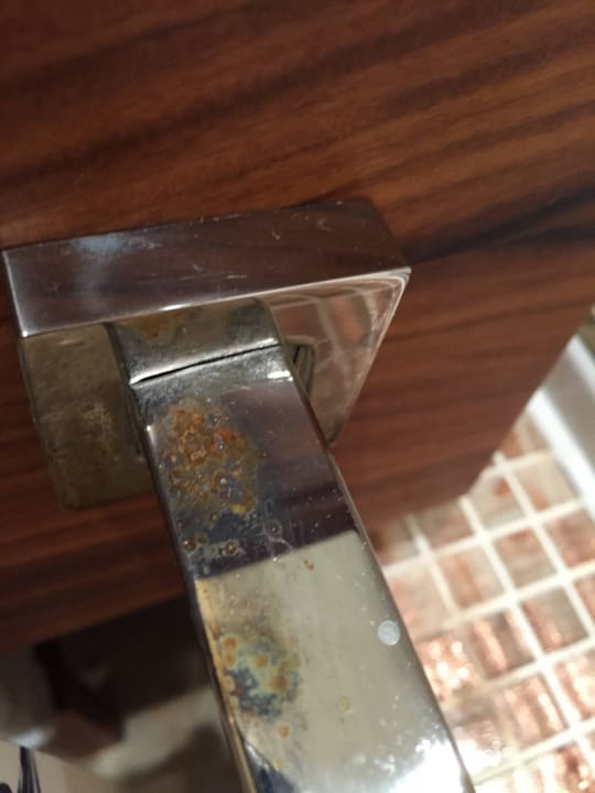 Bad total verkalkt Hotel JW Marriott Cannes