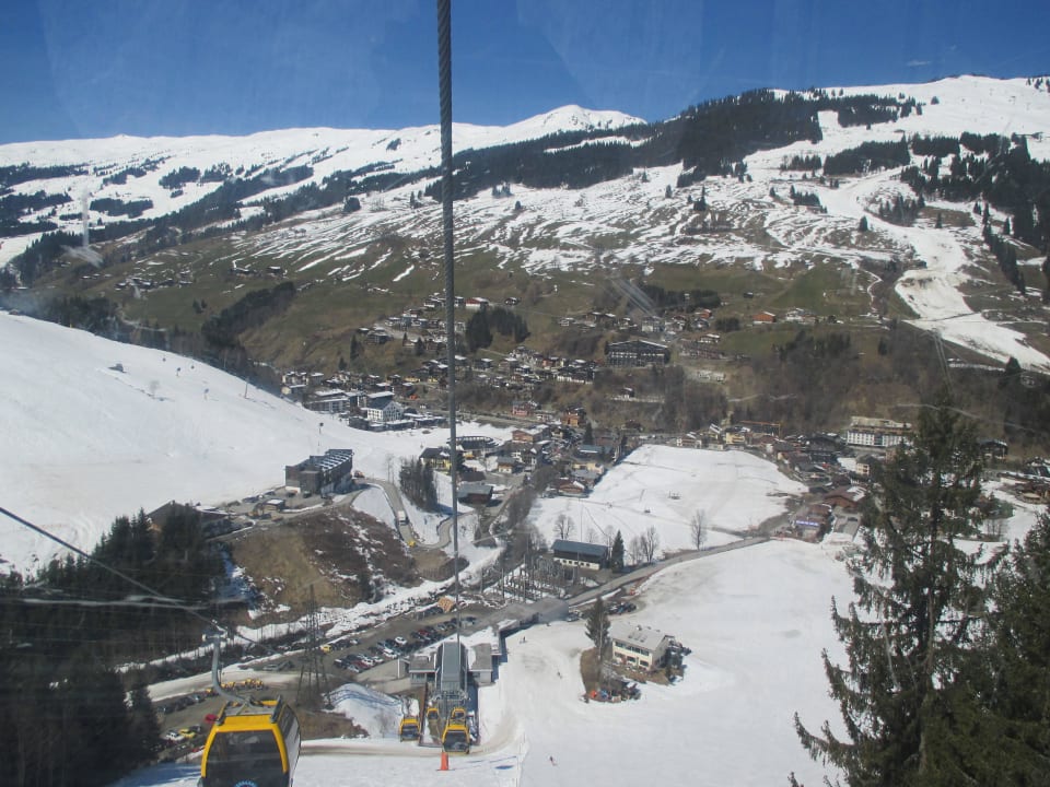 Blick aufs Hotel aus der Zwolferkogel-Gondelbahn Hotel Hubertushof Hinterglemm