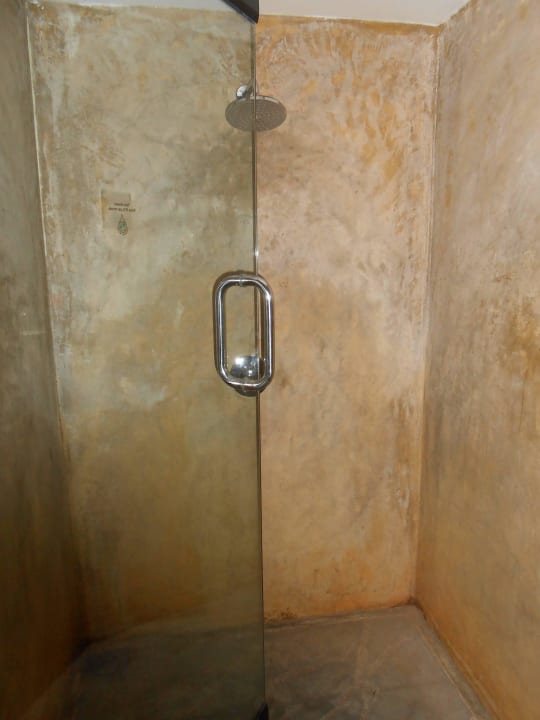 Blick zur Dusche.  Hotel Jetwing Beach