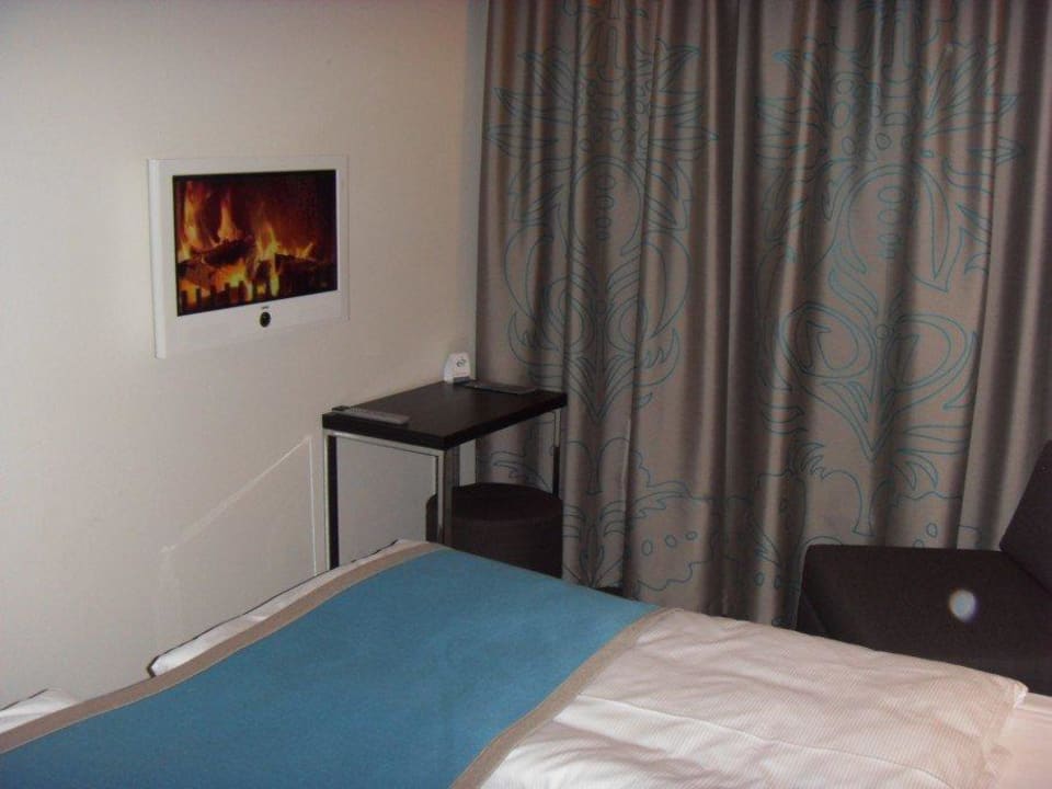 Der kleine Schreibtisch und der Flachbildschirm Motel One Dresden-Palaisplatz
