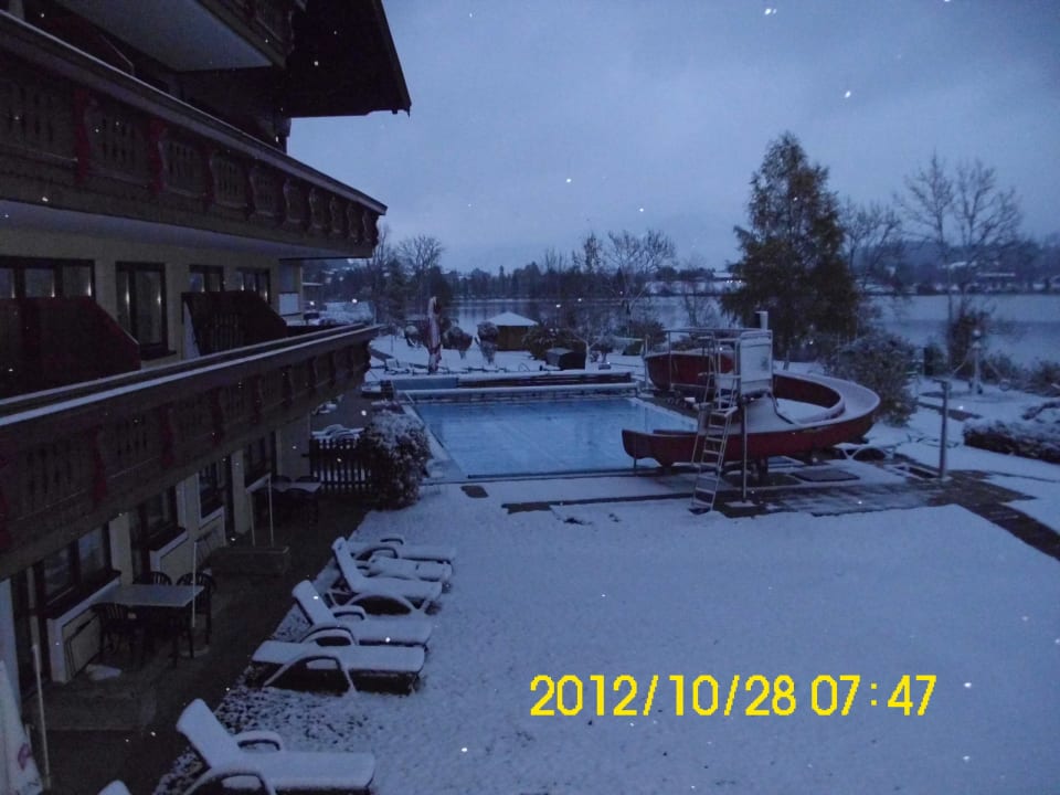 Der Außenpool bei Schnee Hotel Bellevue am See