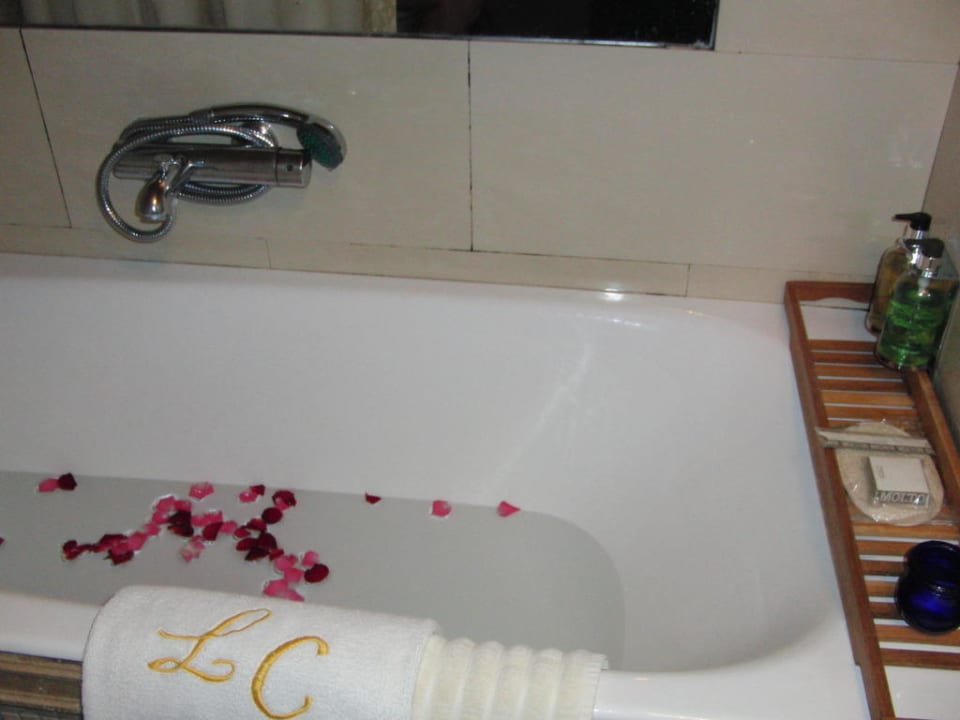 Badewanne mit Rosenblüten Hotel Le Convivial