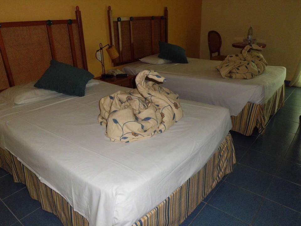 Kunstwerke auf dem Bett Iberostar Origin Taínos